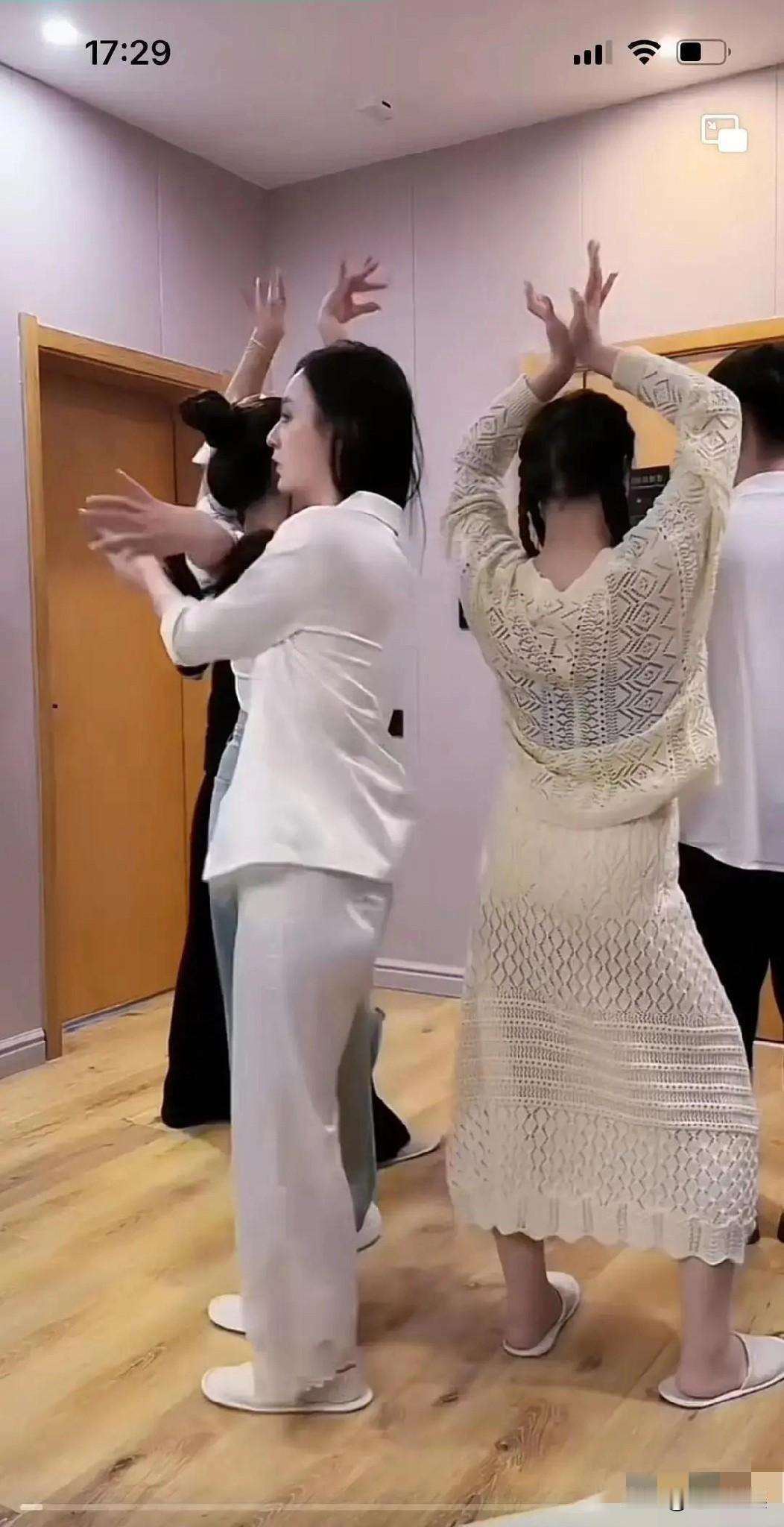 唐艺，越来越胆大了！

唐艺老师越来越胆大了，穿着薄薄的睡衣就开始练舞，很多部位