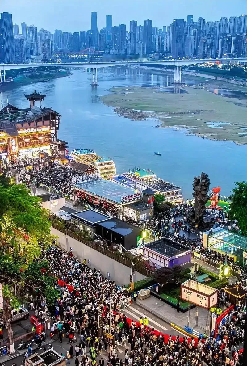 重庆成为“消费第一城”，靠实力还是人头
作为“网红城市”重庆，2025年第一季度