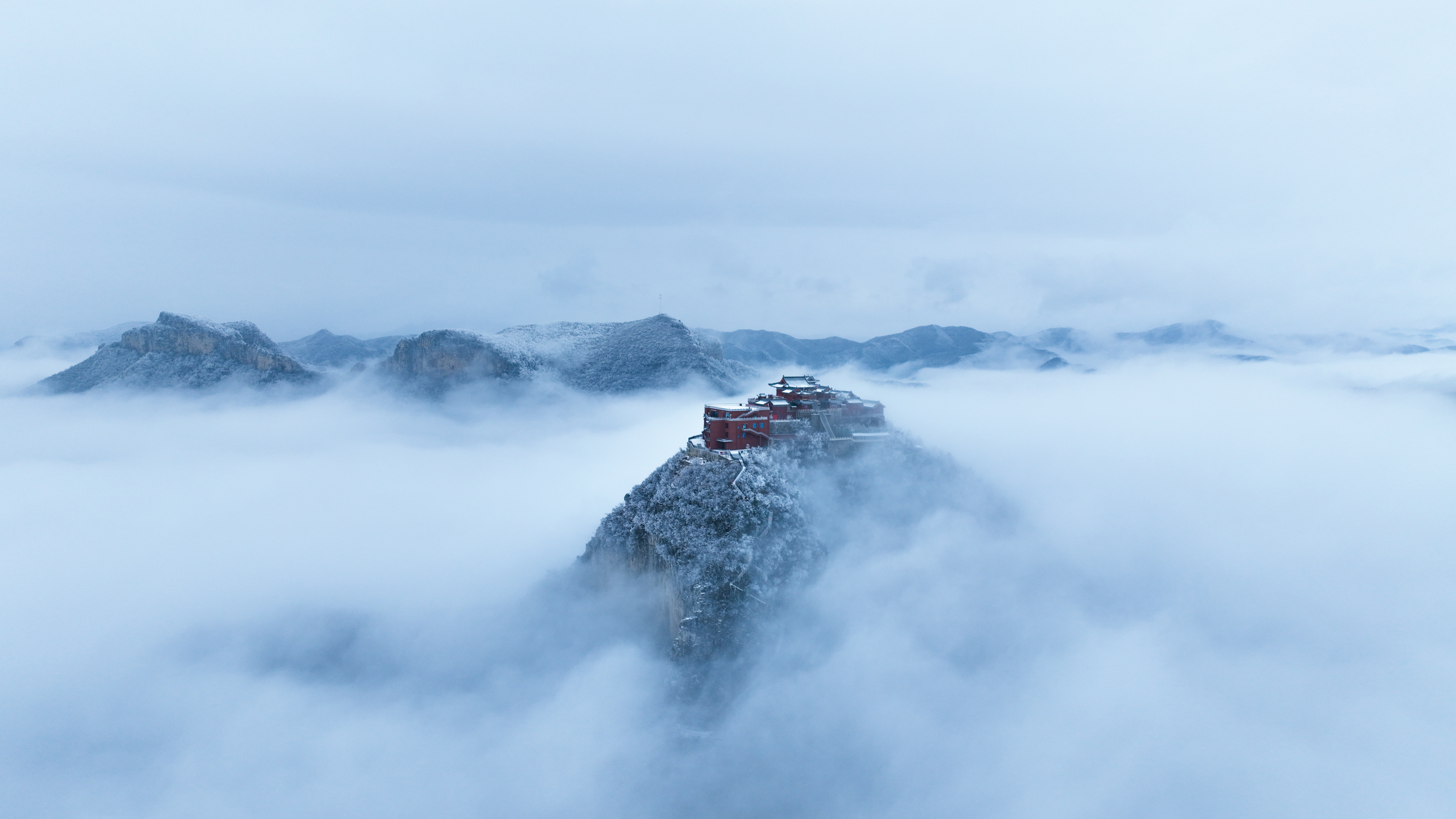 #一到冬天便感受到祖国的辽阔# 太行雪山，日照金山，雾凇森林，云海奇观.....