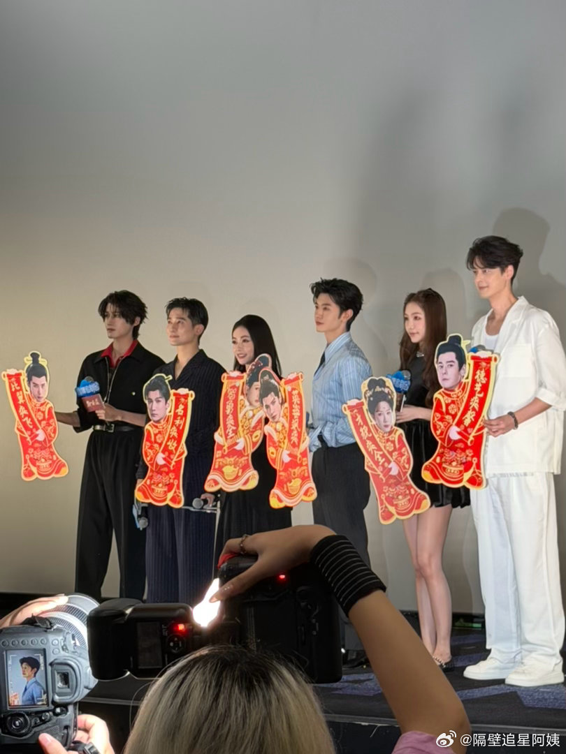 吴谨言陈哲远同框、吴谨言陈哲远身高差追剧团现场直拍刷屏，吴谨言陈哲远同框身高差太