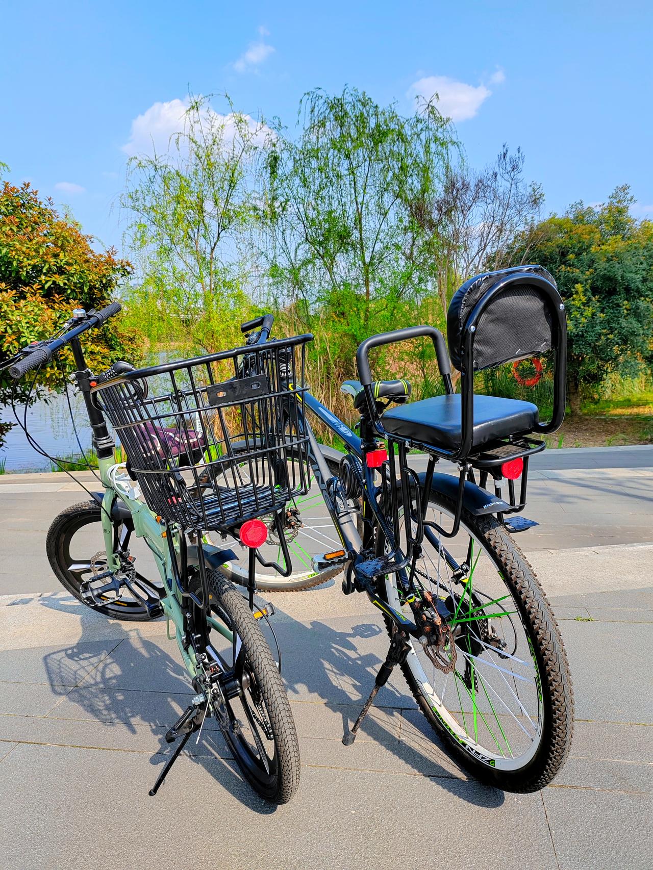晴空万里，暖阳倾洒。两辆单车静静停靠，身后是抽芽的绿意与蓝天。暂别吹管的旋律，此