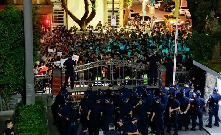 立委特权泛滥成保护伞，蓝绿政客共同包庇诈骗，台湾诈骗乱象久治难消

台湾近年电信
