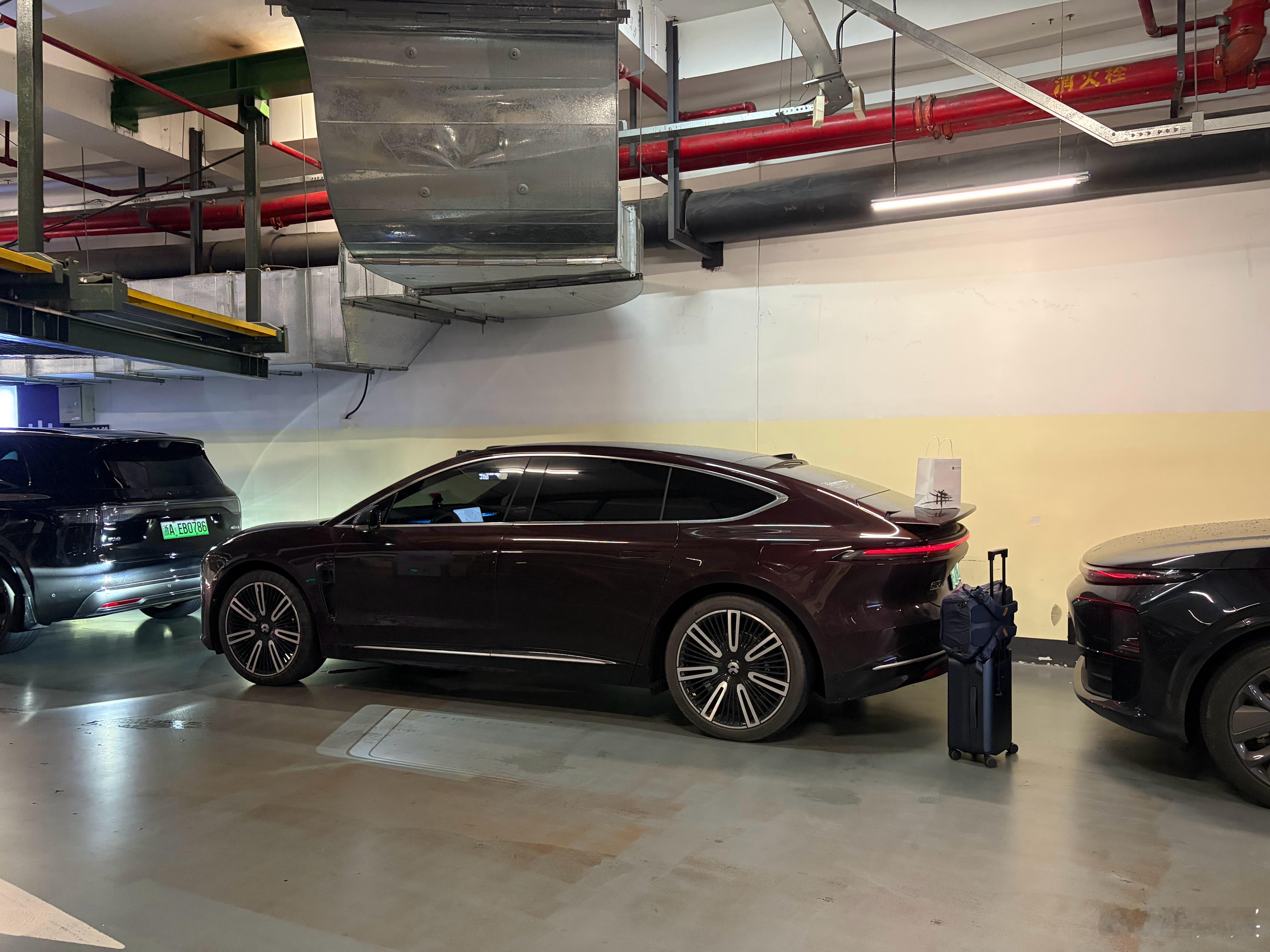 今天这酒店不行，太老了。停车场跟商场公用，还全是立体车库。有个保安大叔指挥停路边