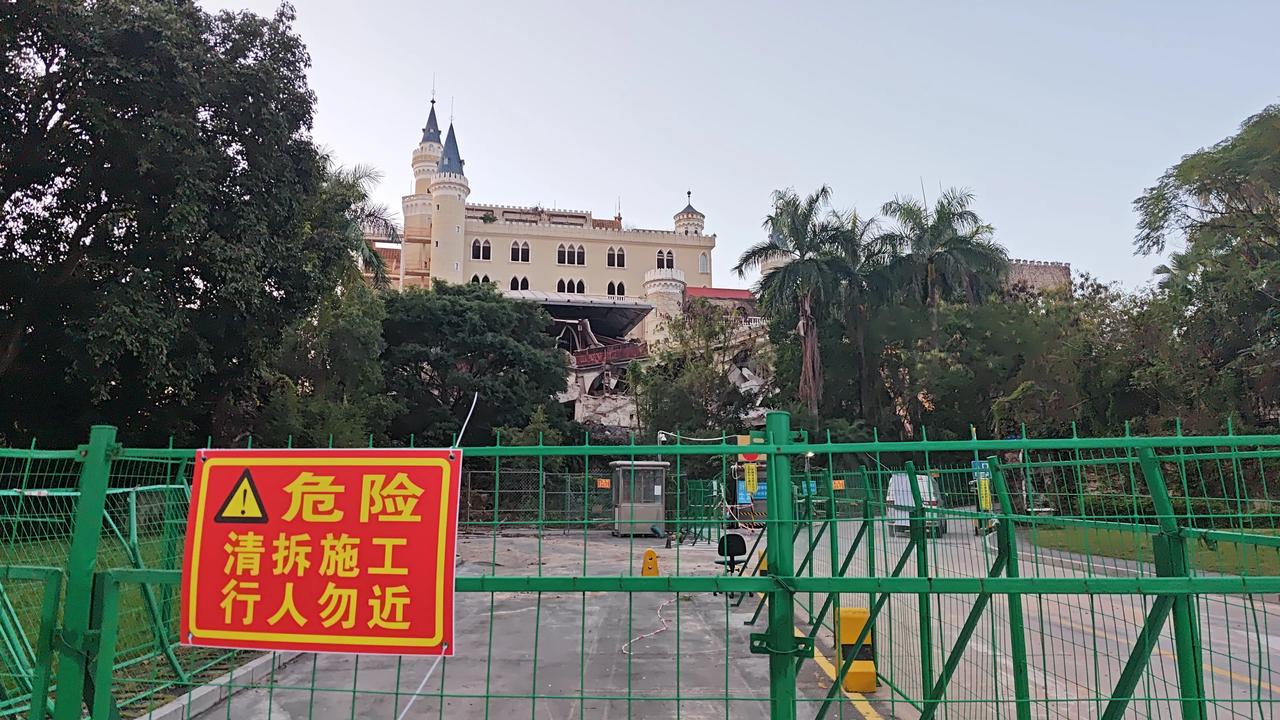 曾经被誉为深圳最美的古堡型建筑，深圳香蜜湖德士堡正式开始拆除了！昨天去看了一看，