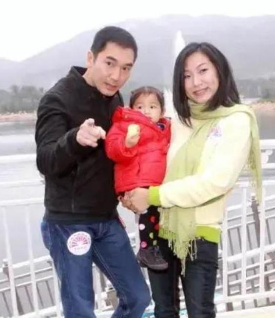 方中信和莫可欣恋爱同居后，方中信说：“我暂时不想结婚生孩子，你吃药吧”！于是，莫