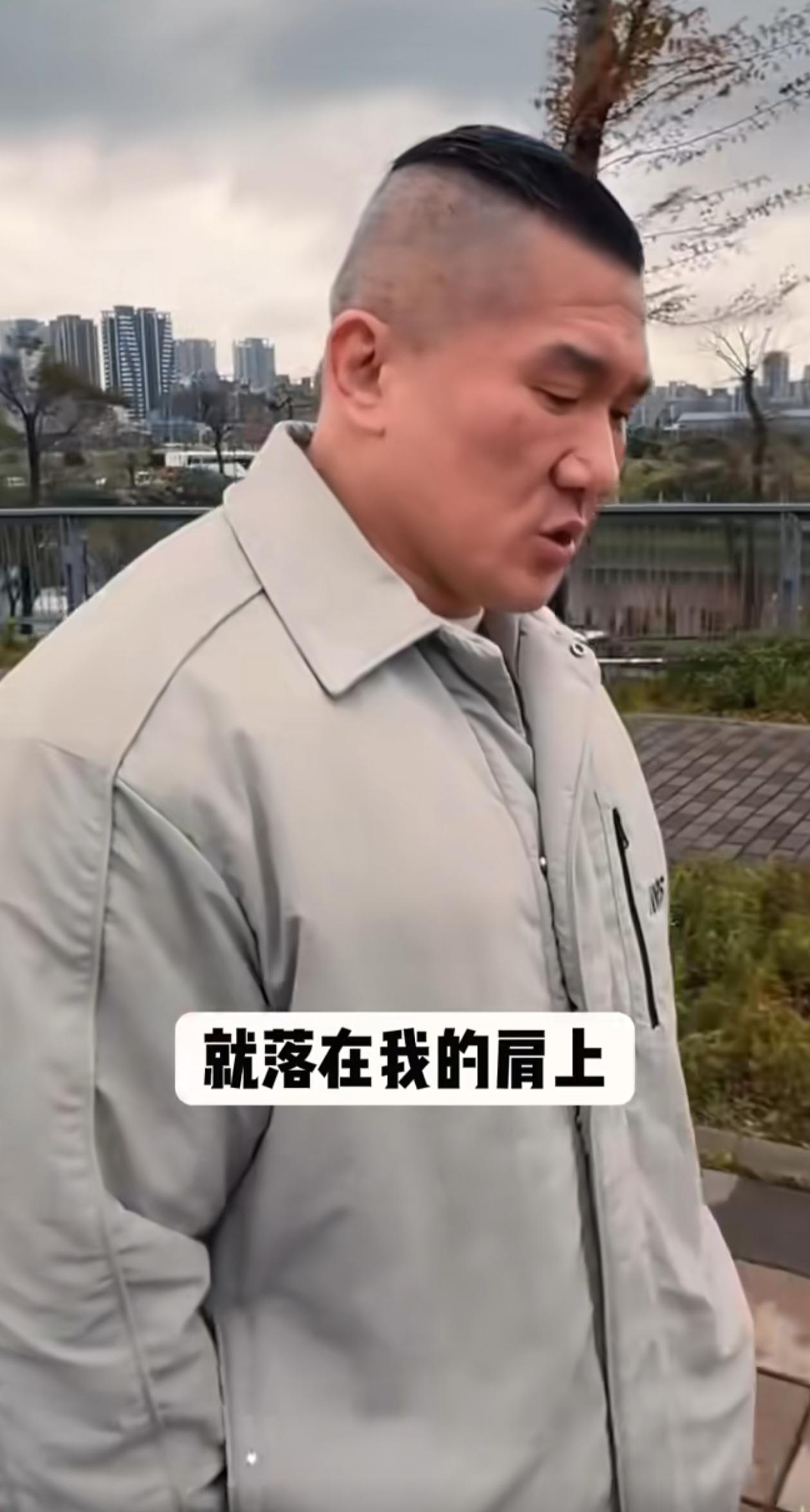 馆长表示，这份责任已然落在他的肩头。他始终坚信，两岸必定会走向统一，总要有勇敢之