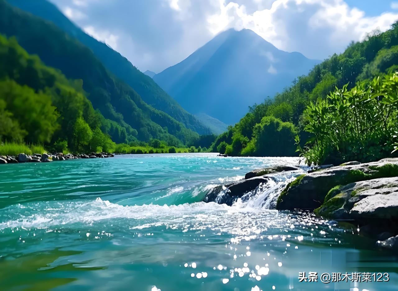 上联:青山难绘千秋景(头条)
下联:碧水易描万世情(原创)
下联:碧水易描万道波