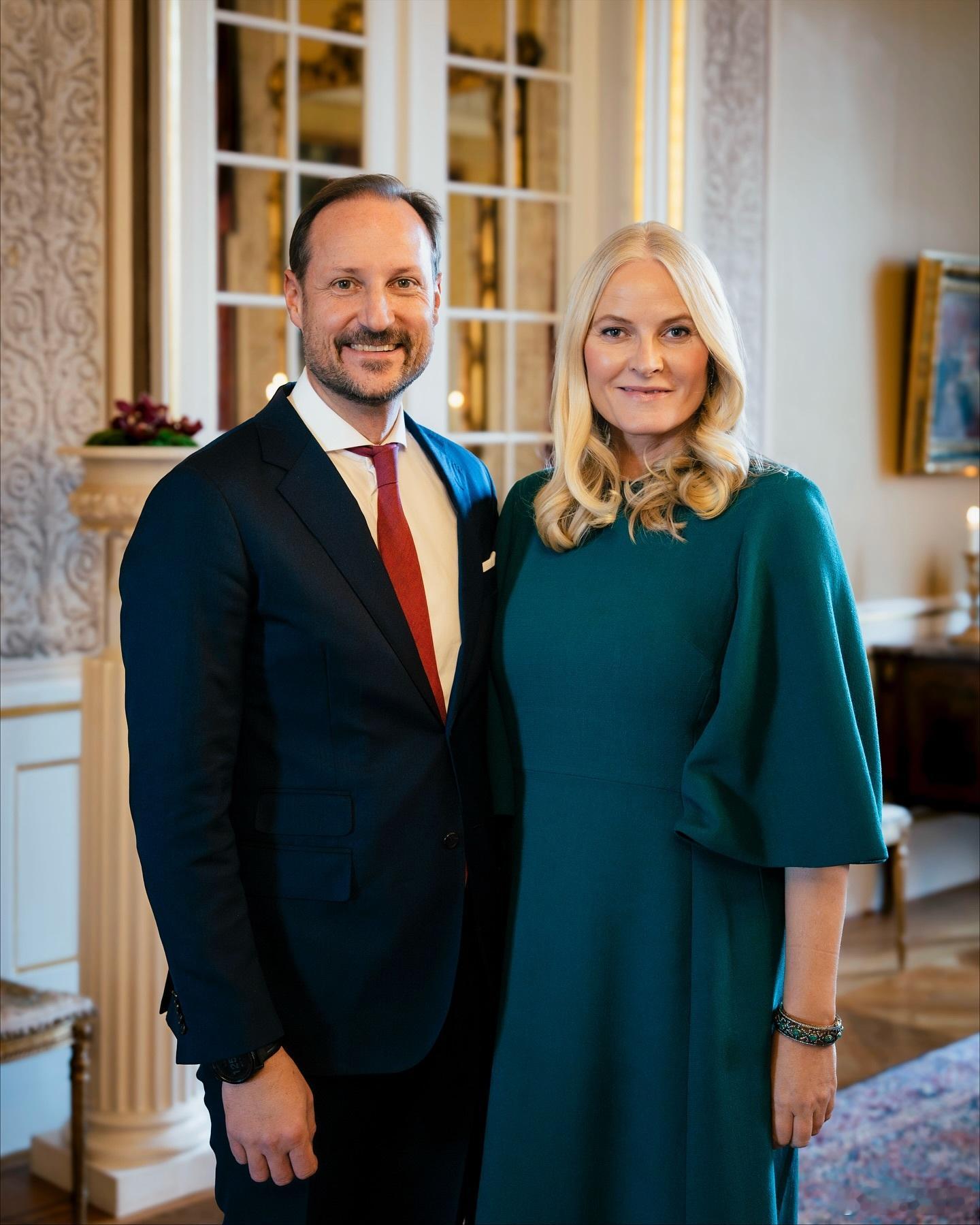 🇳🇴11月18日，挪威王储哈肯和王储妃梅特-玛丽特邀请各郡郡长们共进午餐。