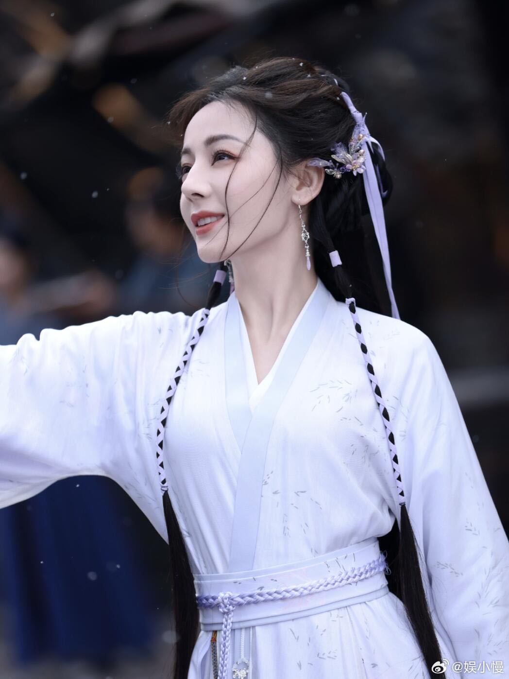 谁懂迪丽热巴这张脸之权威热巴眼神里全是故事，美得浑然天成，谁看了不沦陷～迪丽热巴