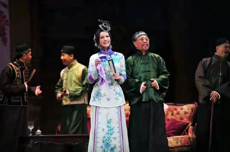 75岁刘晓庆舞台封神！演完话剧当场下跪谢观众
 
   6月6日，话剧《风华绝代