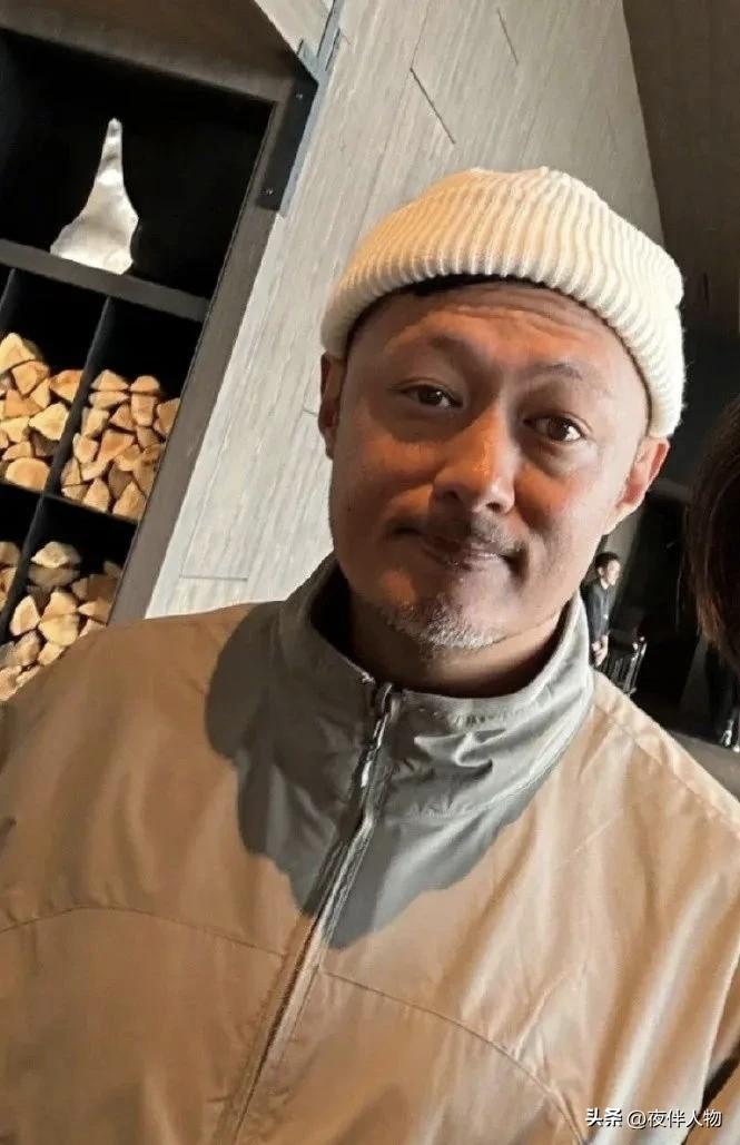 45岁的余文乐与谢霆锋同岁，他看上去像60+。不结婚就对了？人家谢霆锋还是少年感