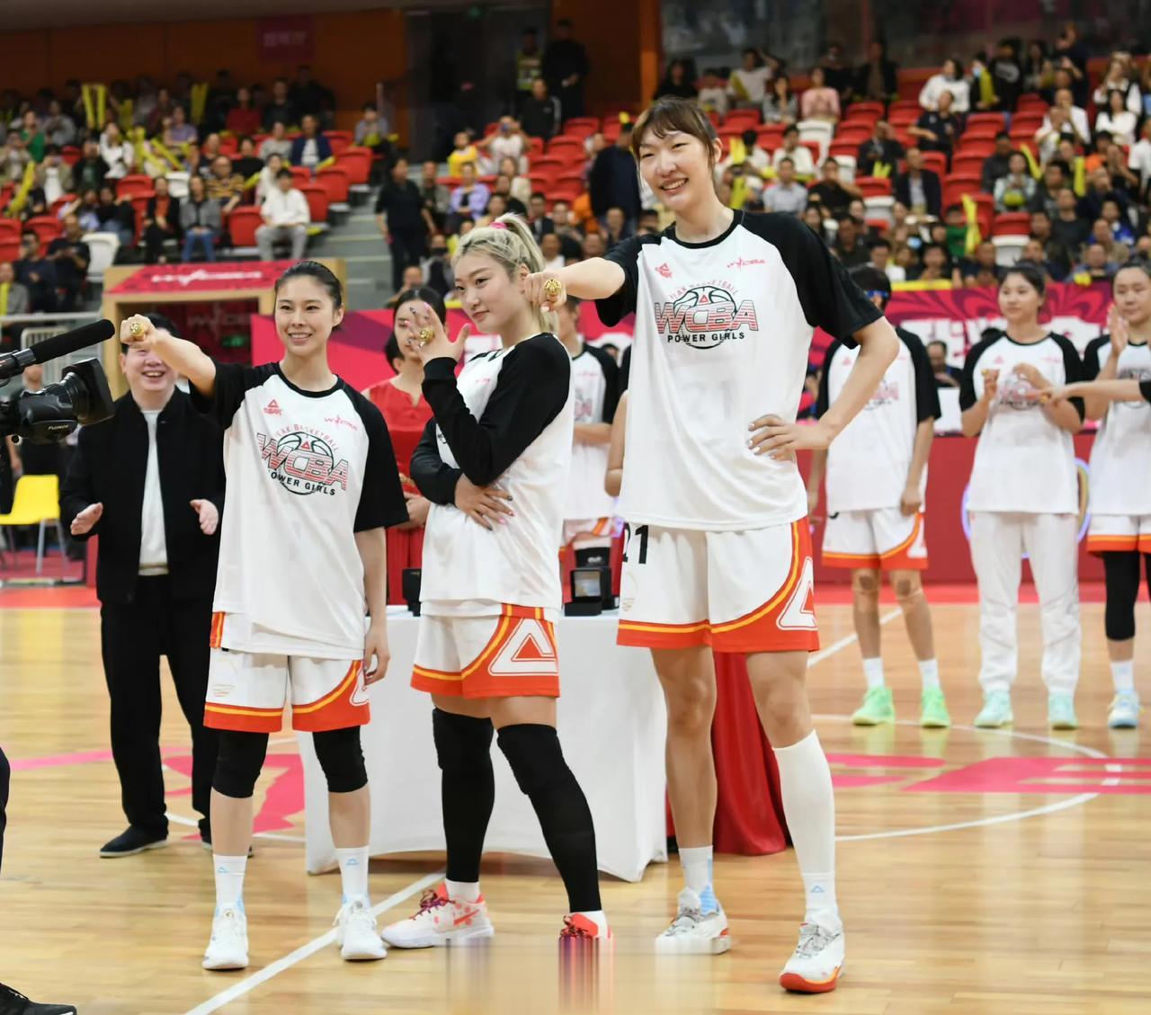 中国女篮的三条大腿[鼓掌][鼓掌][鼓掌]
这戒指还挺霸气的[赞][赞][赞]
