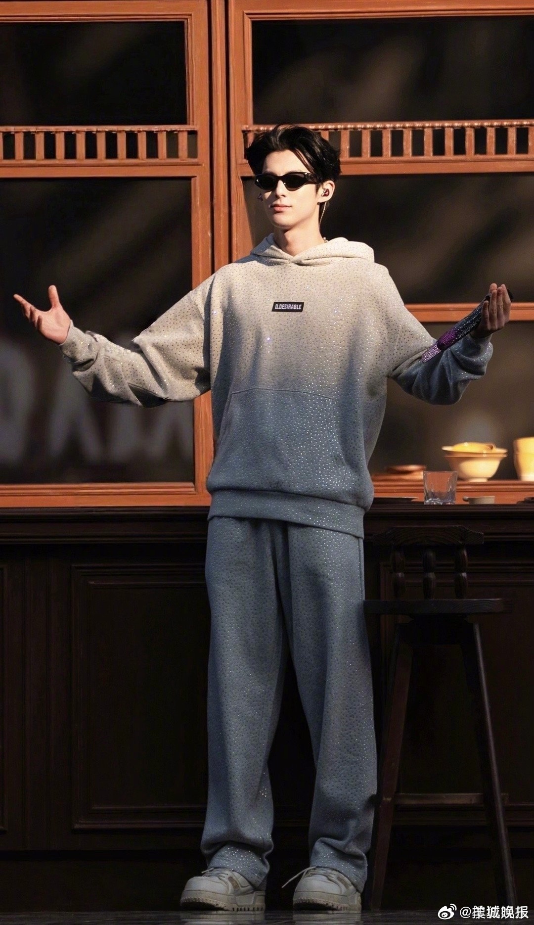 【明星跨年出图，帅哥美女大集结】又到岁末，华服之下是一张张真诚的脸庞。谁的笑容最