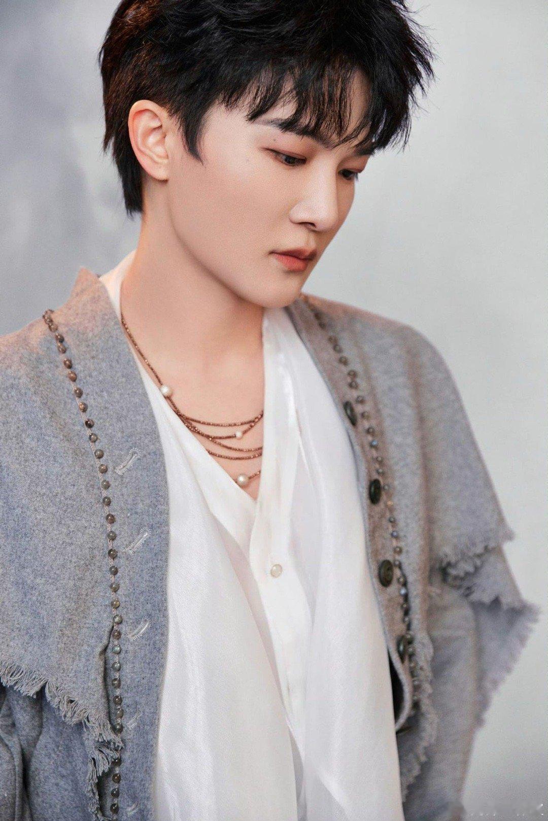 周深上一首破碎人夫下一首野猫挠人 谁懂周深的曲风反差杀！上首《怜悯》是卑微到尘埃