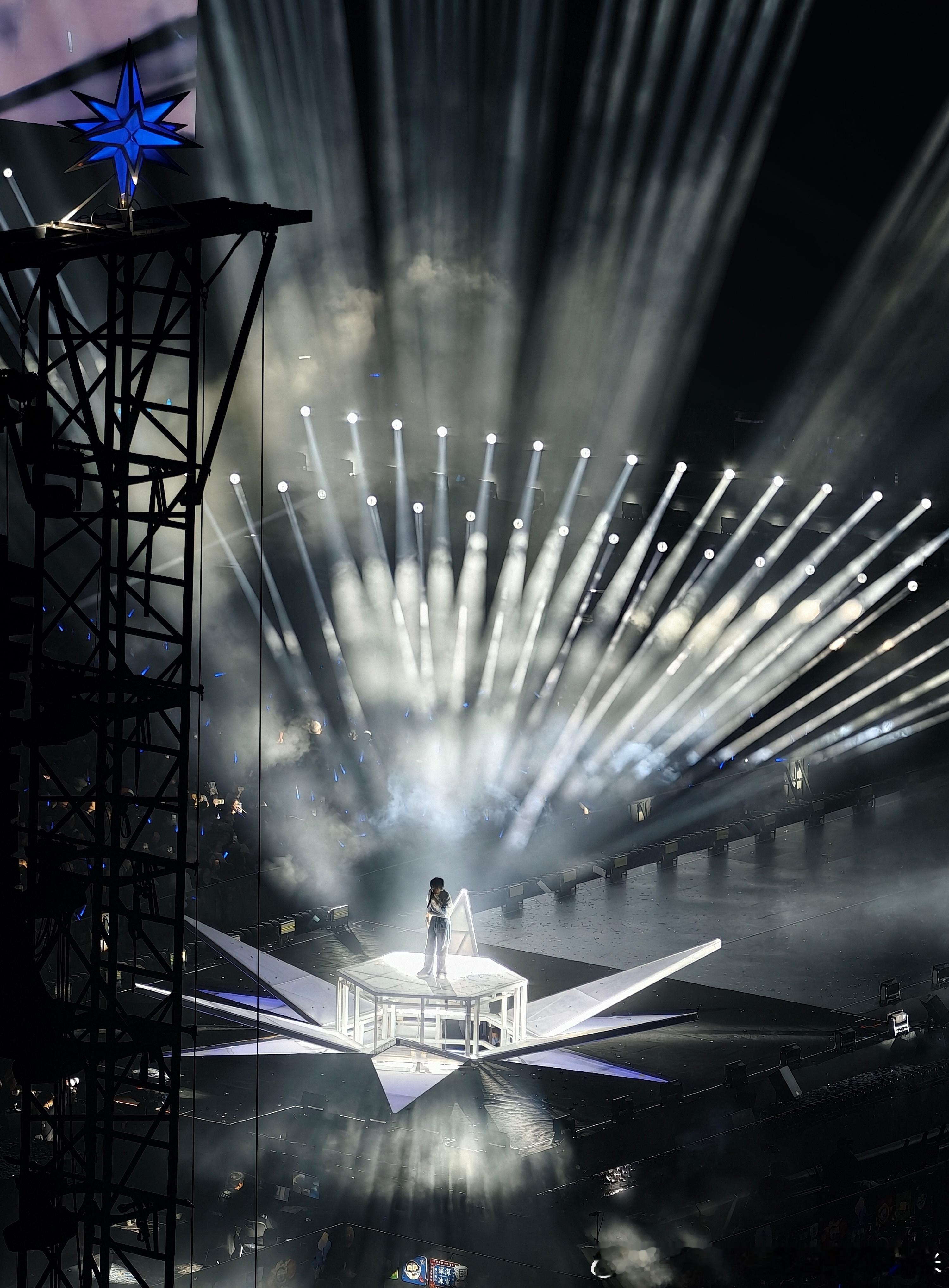 周深周深演唱会周深首位内地歌手登香港启德主场 好神的一张图 