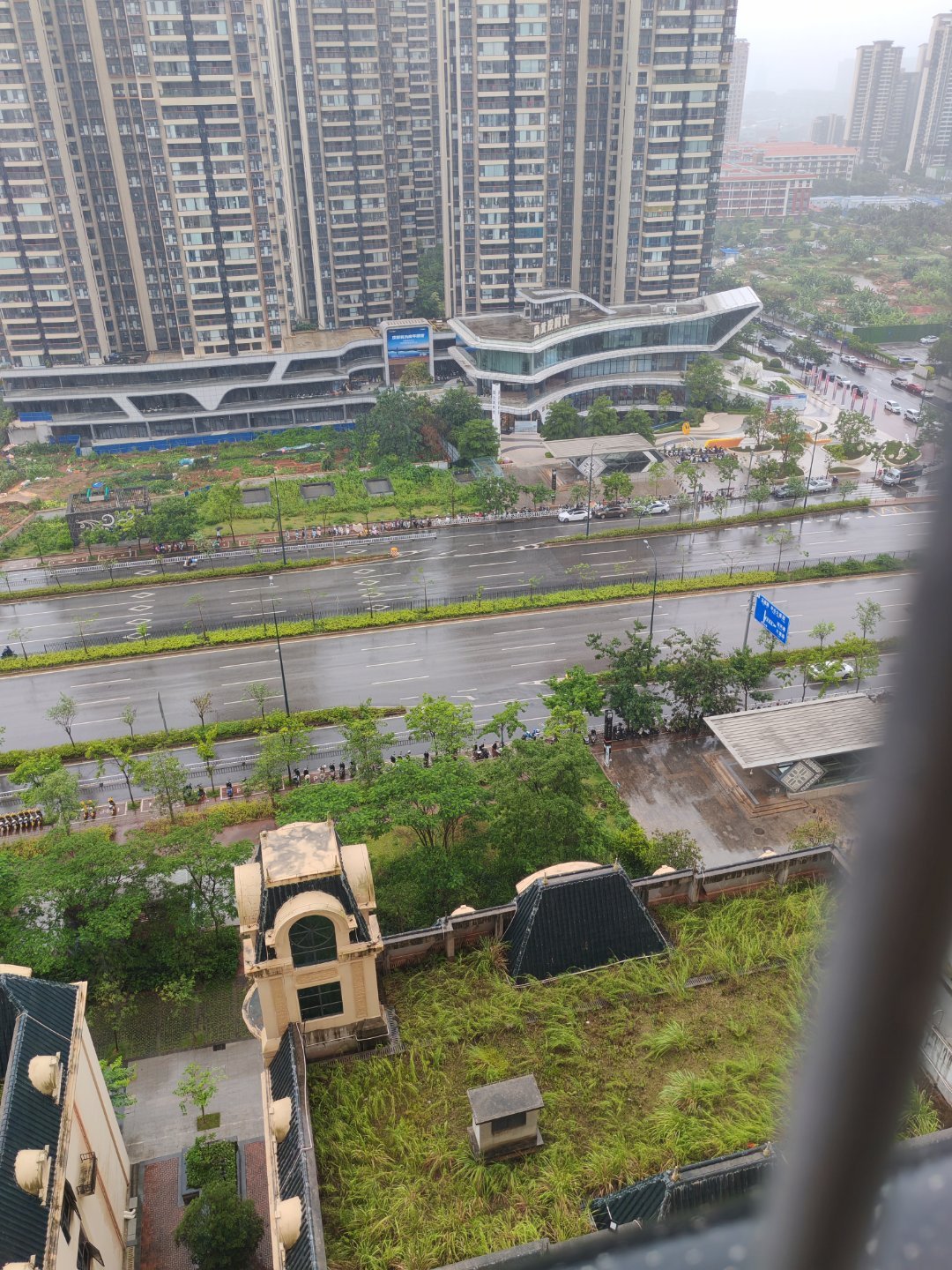 洗完头收拾完准备出门，发现下雨