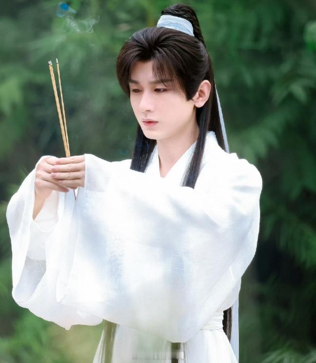 #成毅赴山海最新白衣路透# 成毅的演技和颜值都在线，爱了爱了！ ​​​