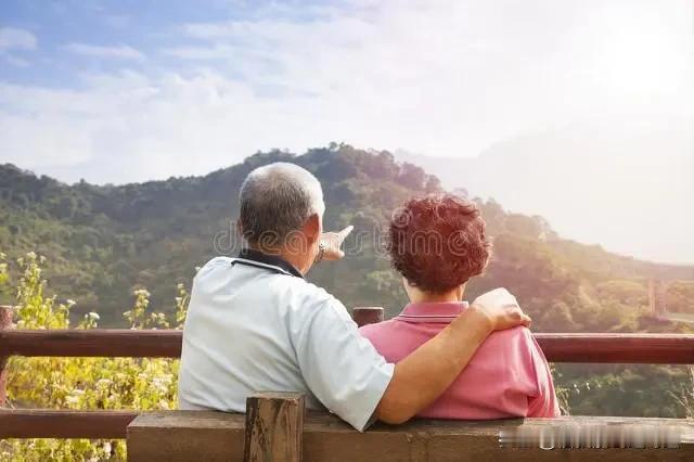 夫妻之间该不该有隐私？大半夫妻都想错，多少感情毁在较真里。

婚姻最伤人的从不是