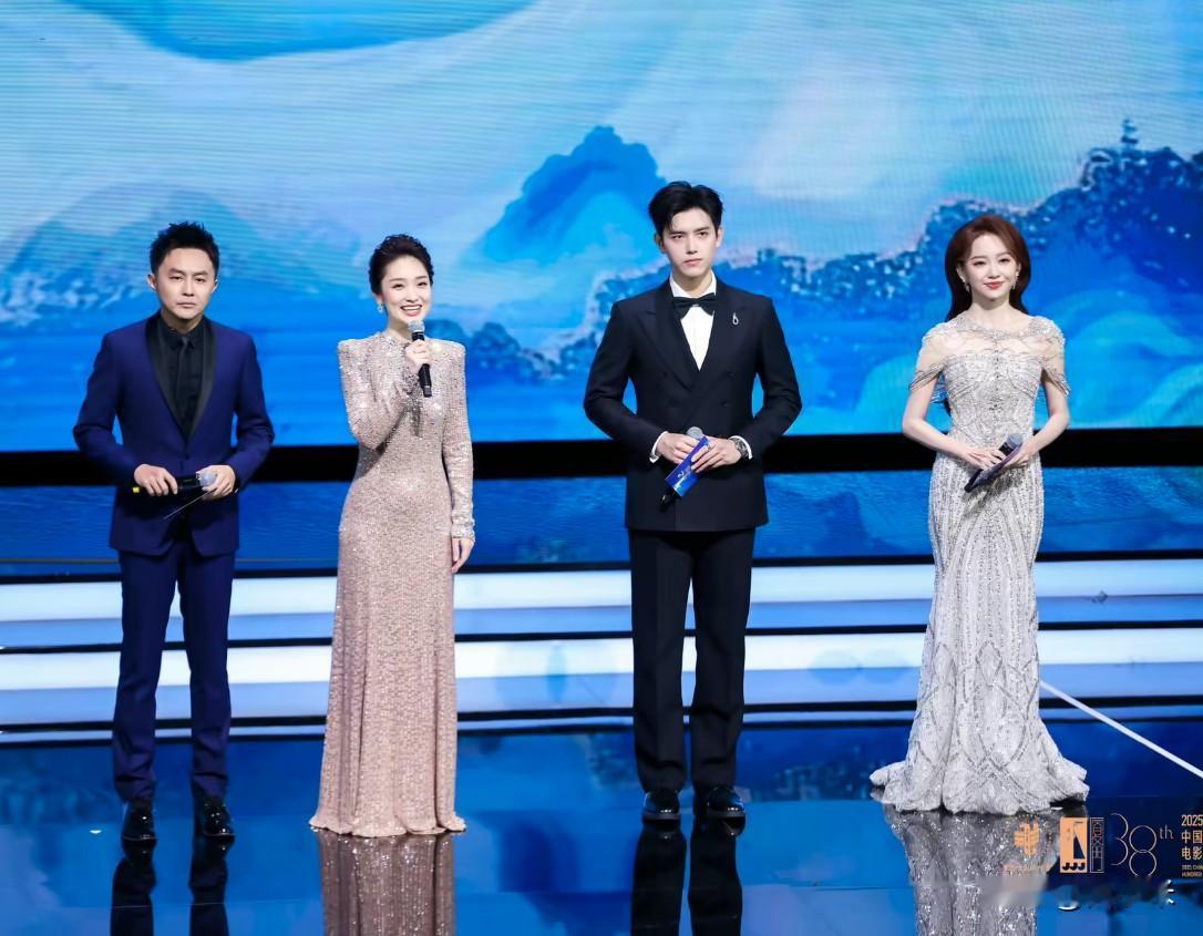 一觉醒来！

金鸡奖开幕式尴尬现场，二代主持人一脸懵逼；以前是谁实力拿奖，现在是