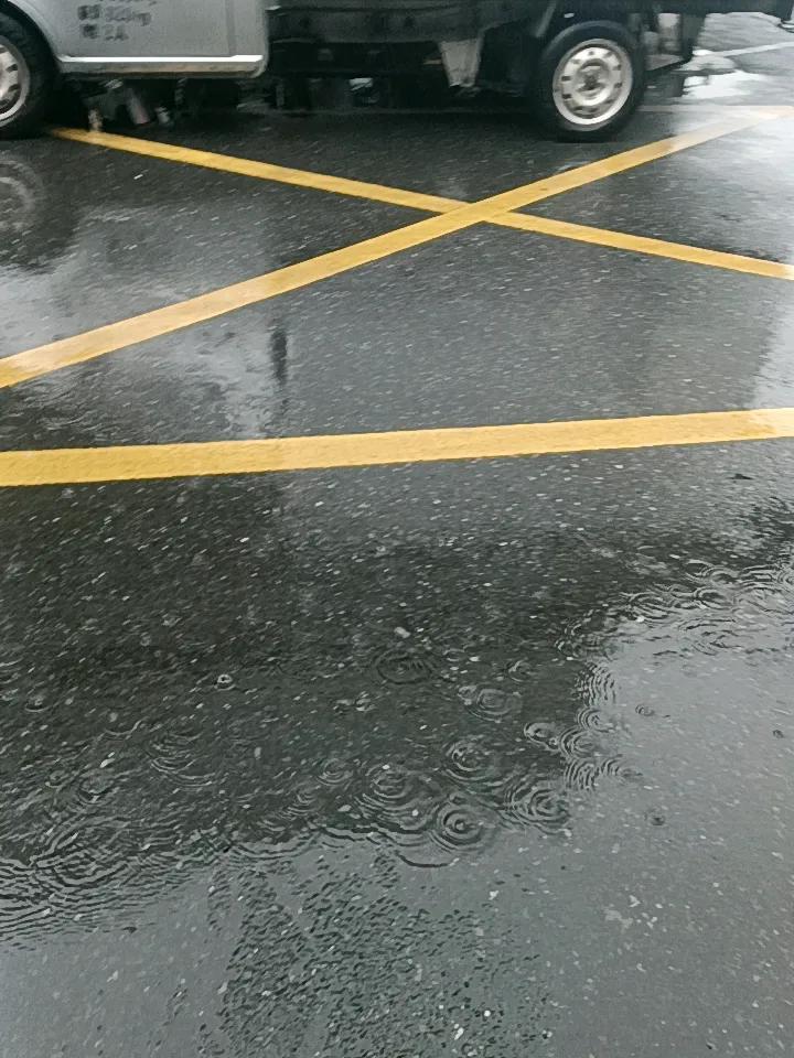 难得不用加班，偏偏遇上大雨
 
日复一日泡在车间里，每天上班、加班、下班，循环往