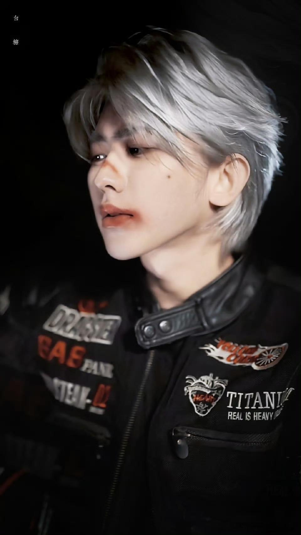 战损版蔡徐坤神颜侧脸蔡徐坤这伤痕妆简直帅飞的程度，这侧颜完全是神一般的存在，完全