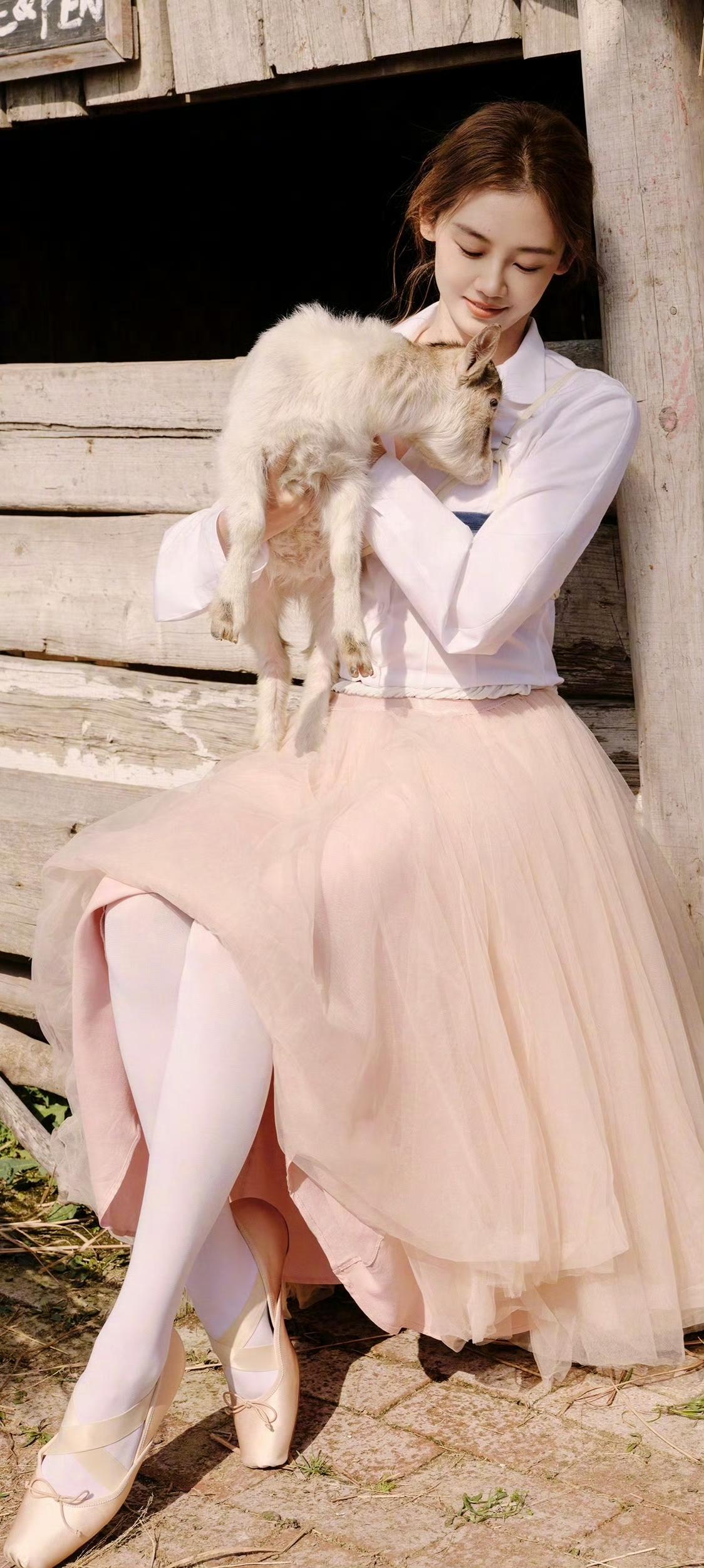 苗苗VOGUE乡村芭蕾大片太绝了！粉纱裙配小羊，把芭蕾的优雅和田园的松弛感焊在身