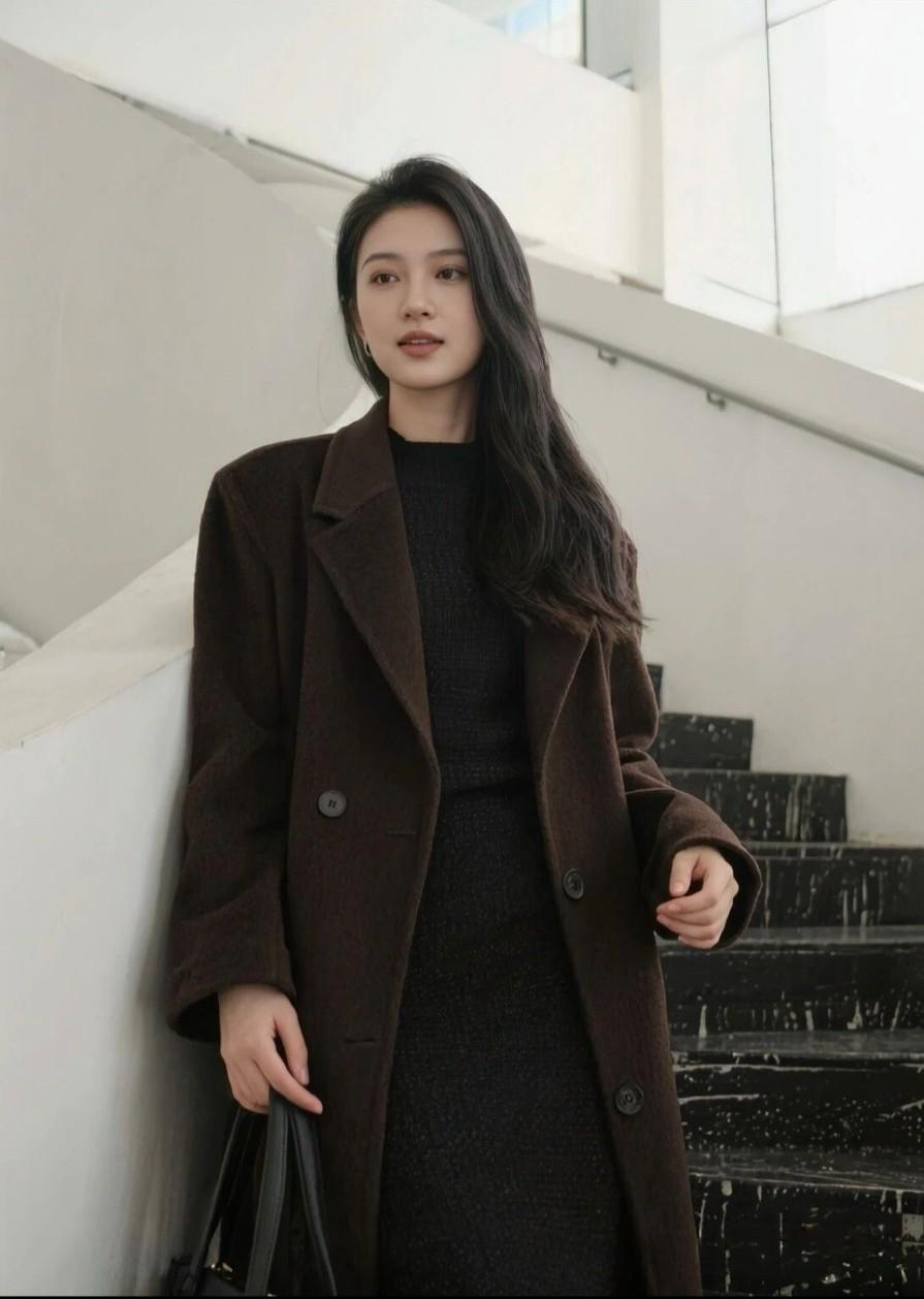 寒冬衣锦绣，静候春暖时。晒图笔记大赛 高雅气质美女 穿搭