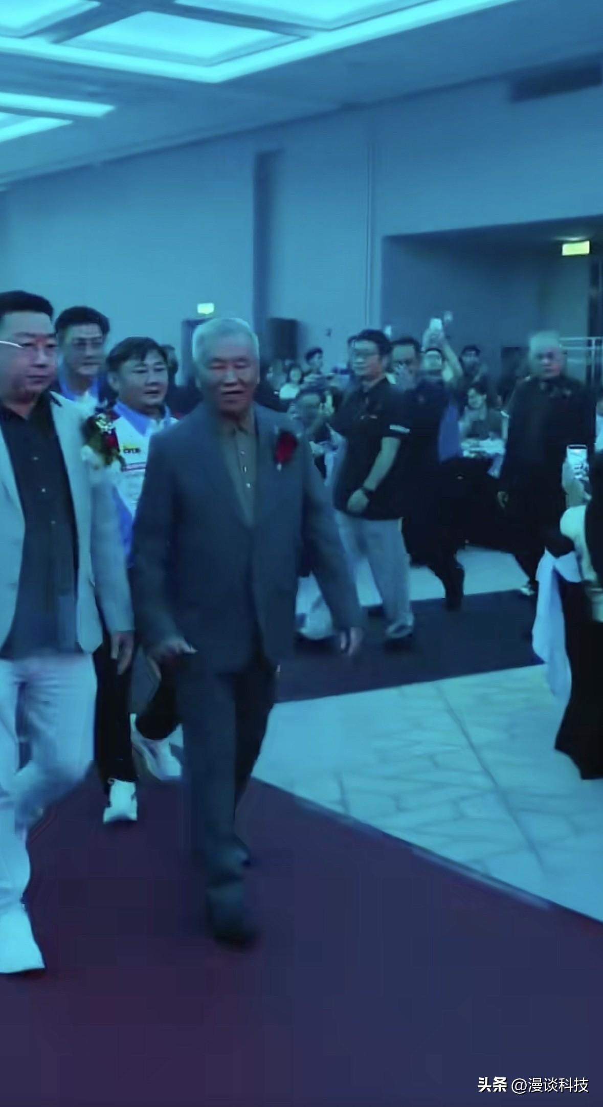 张雪现身马来西亚张雪机车发布会，网友：携新疆理的新发型走上了国际赛道。

不得不