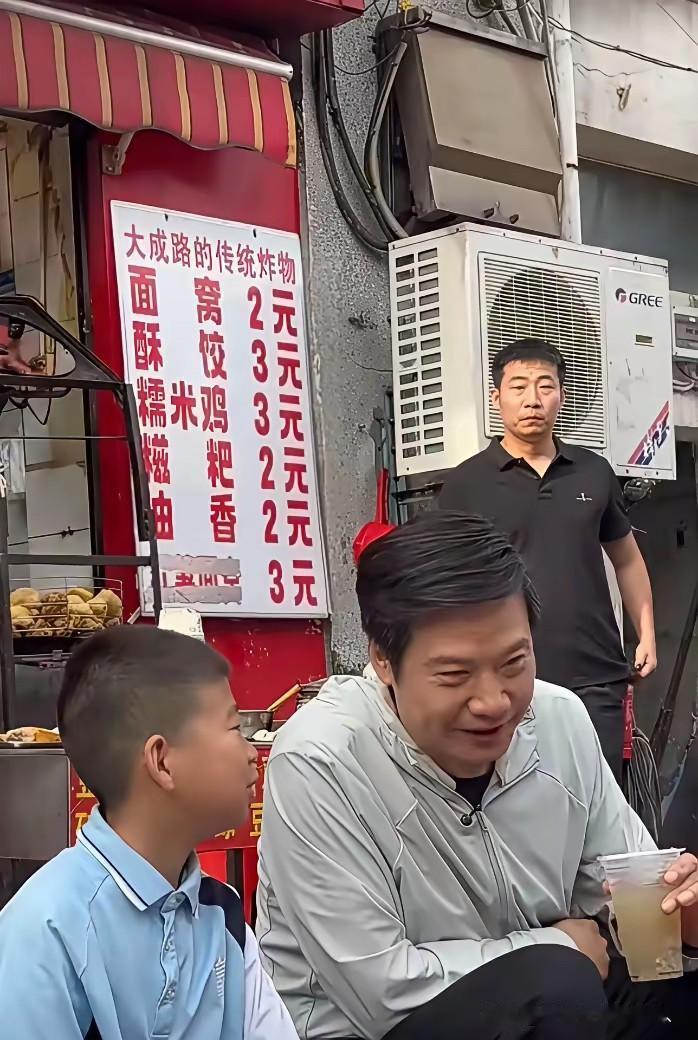吃个早餐都这么多人拍照，被围观？雷军人本身就是流量源啊。还说，可宣传家乡。营销与