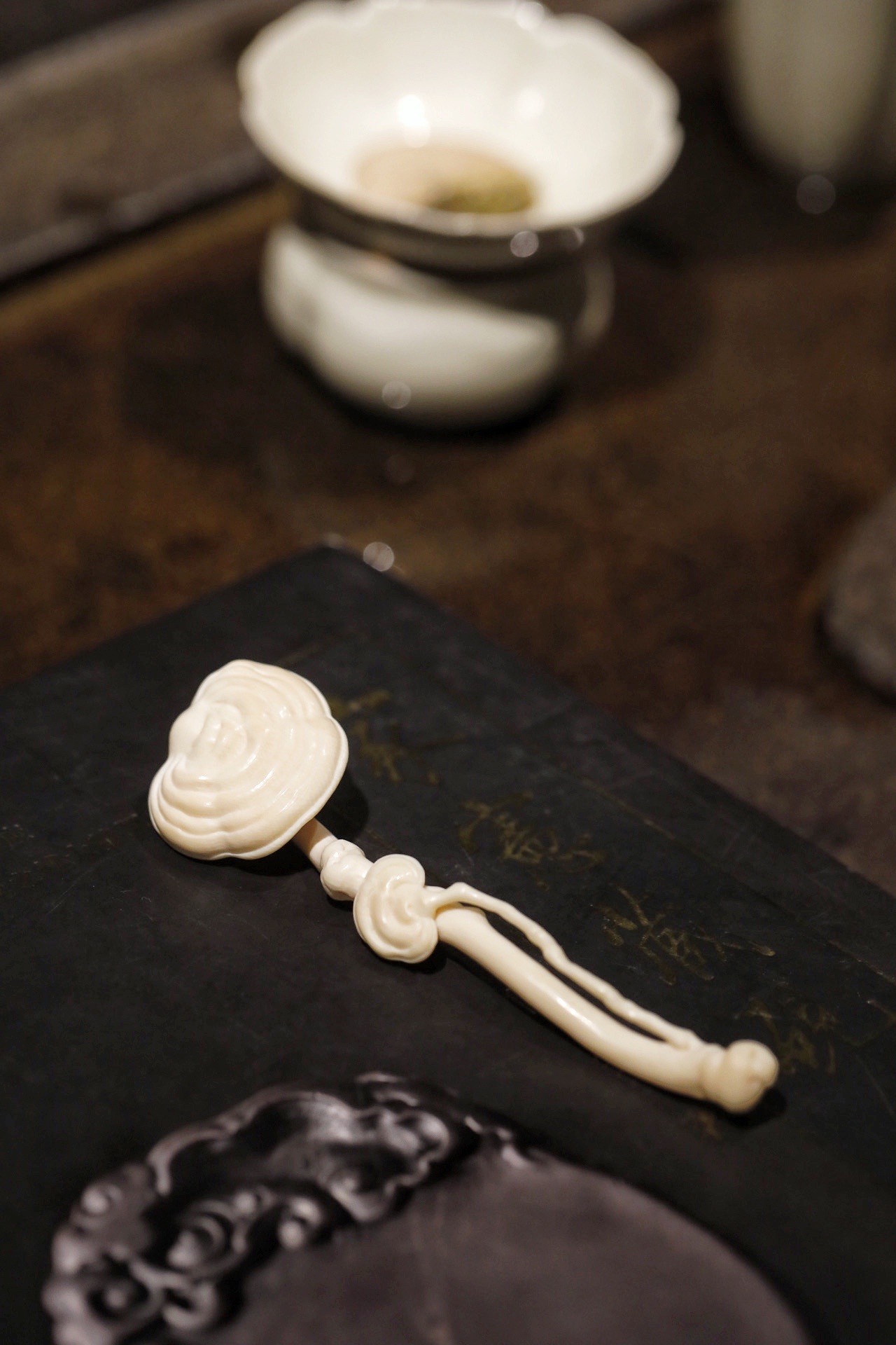 猛犸｜灵芝·小如意灵芝造型饱满圆润，柄身手感温润。小器精工，藏玩之间兼具吉庆寓意