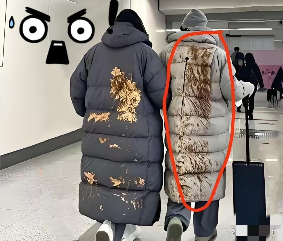 活了大半辈子，真没见过这么“迷惑”的穿搭！地铁站瞅见俩人穿羽绒服，后背上一大片深