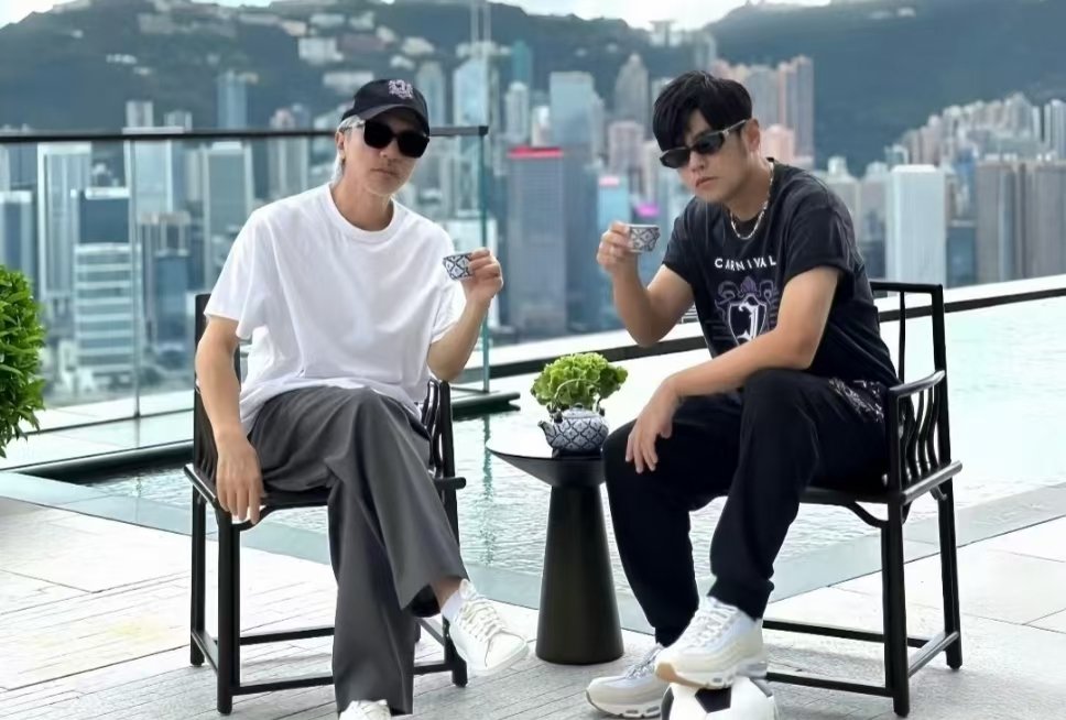 周星驰晒和周杰伦阿信合影周星驰刻画巾帼力量，周杰伦写下温柔乐章，阿信高声传递信仰