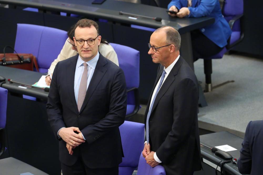 【民调：#德国执政联盟满意度跌至新低#】新华社北京12月8日电 德国媒体7日公布