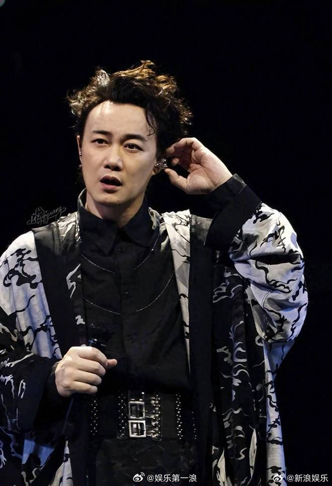 陈奕迅焦虑症还在吃药陈奕迅患焦虑症 5日，在演唱会纪录片首映式上首次公开自己患焦