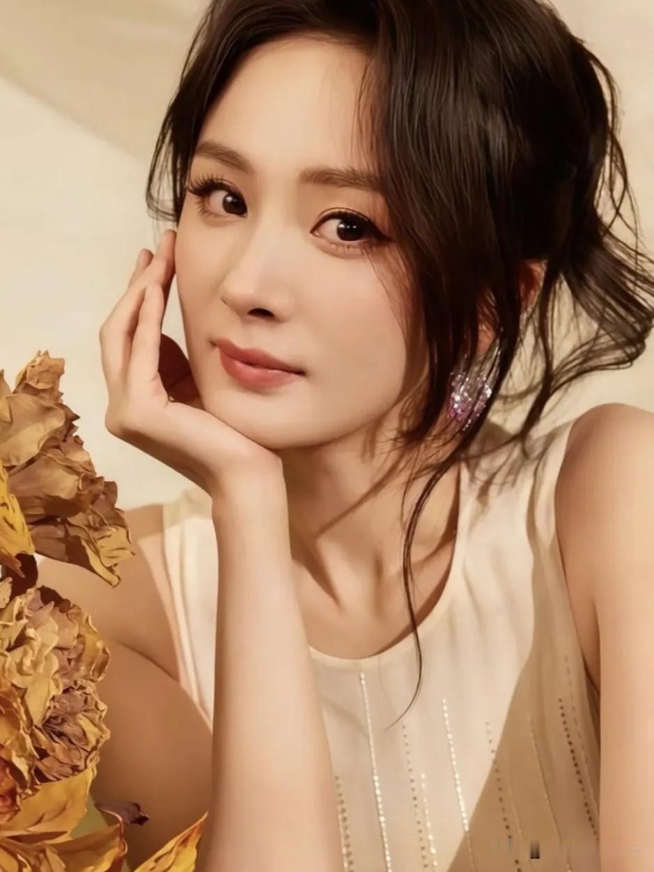 杨幂，从《仙剑三》的雪见到《三生三世》的白浅，她用演技与美貌征服观众。时尚ico
