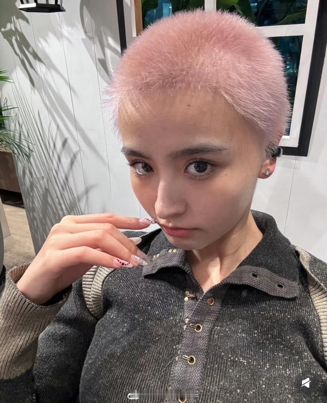 金子涵粉发寸头金子涵染粉发了 好适合她 ​​​
