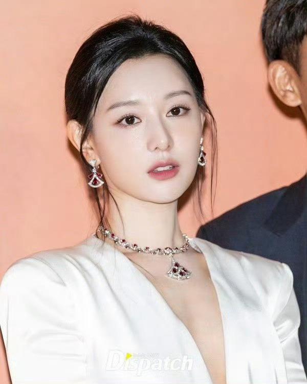 今日，出席BVLGARI活动的#金智媛# ，身穿的这件白色礼服出自Isabel 