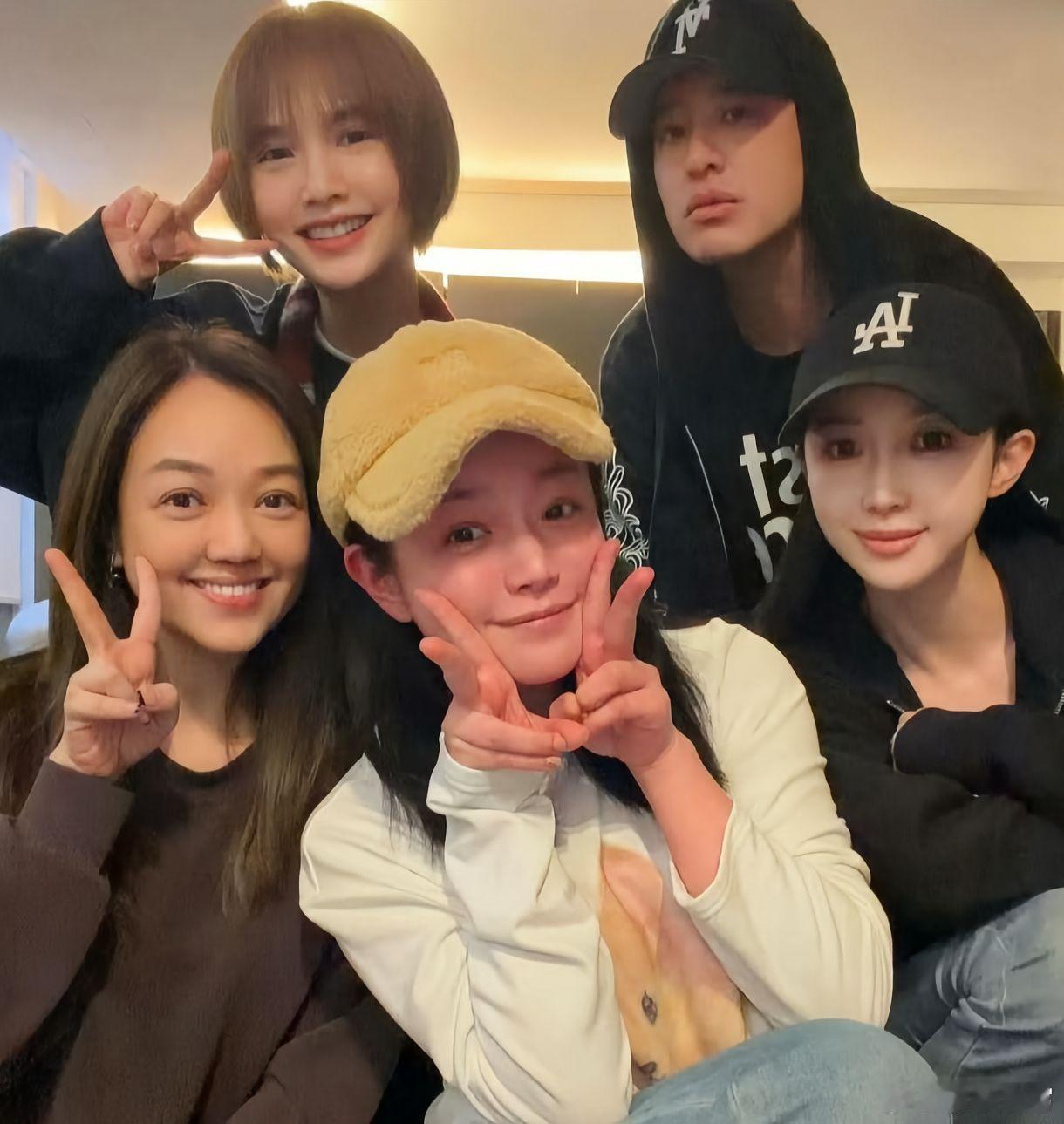 陈妍希杨丞琳李荣浩潘玮柏过年聚会陈妍希过年和杨丞琳潘玮柏宣云聚会了，陈妍希杨丞琳