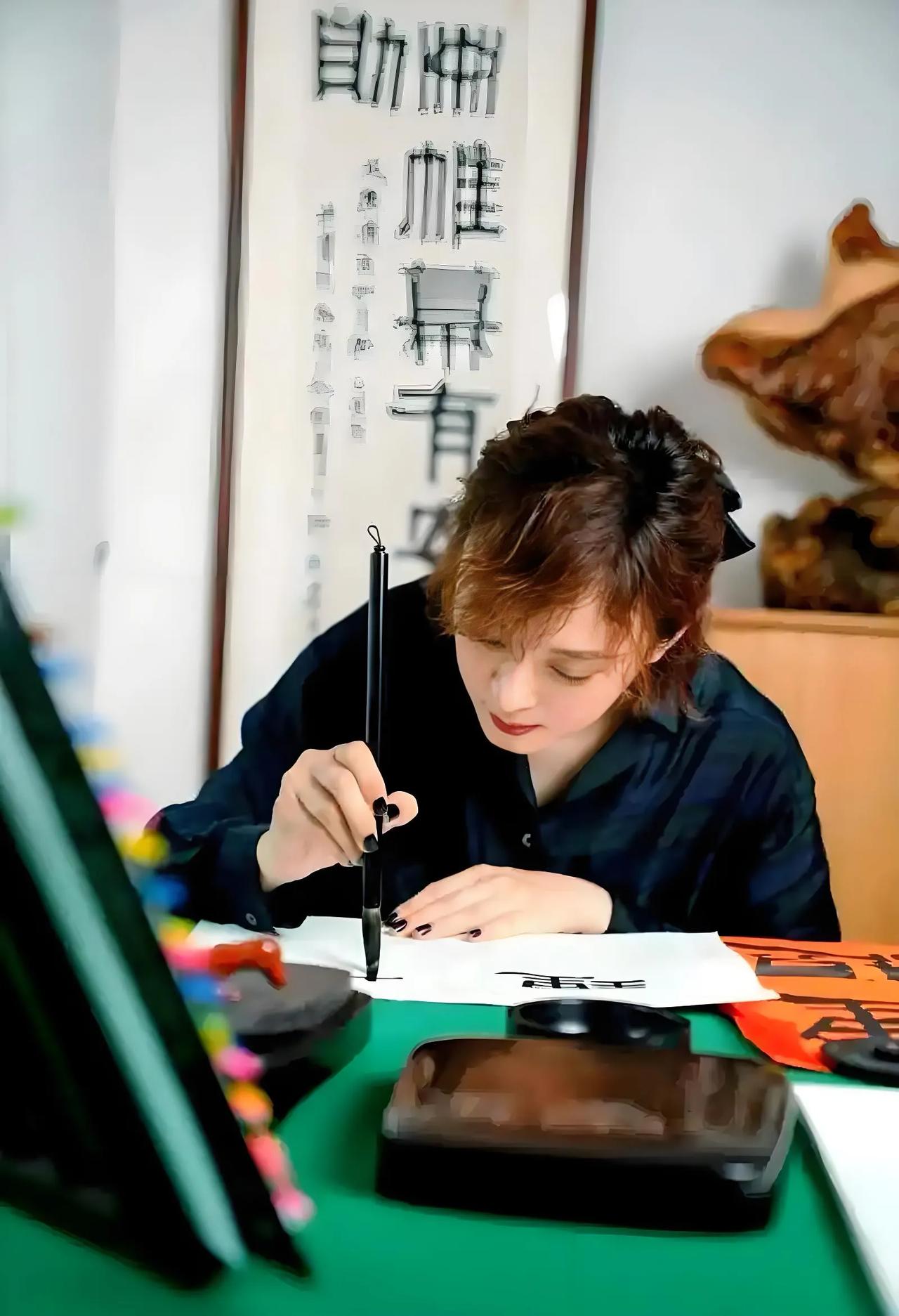 优秀演员孙俪
孙俪的夏日日常，没有浮华喧嚣，满是平淡治愈的烟火气。
闲暇时泡花茶