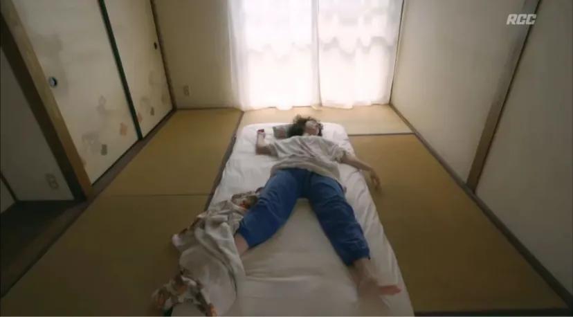 有没有发现:人一旦没有工作了，就会选择在屋里躺平。
接下来就会越来越懒的，每天看