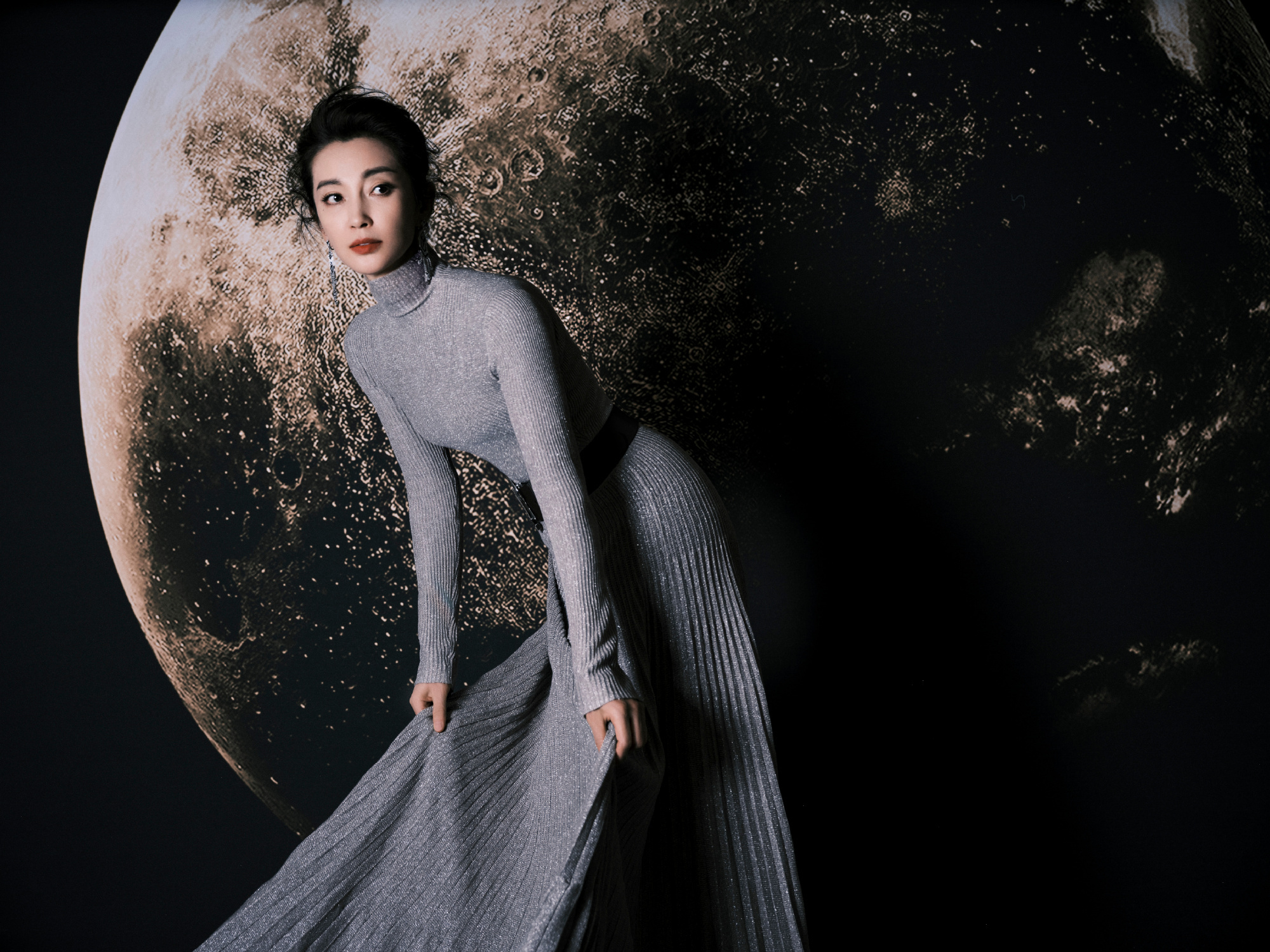 李冰冰高领毛衣裙妆造，月光之下，无尽浪漫。李冰冰