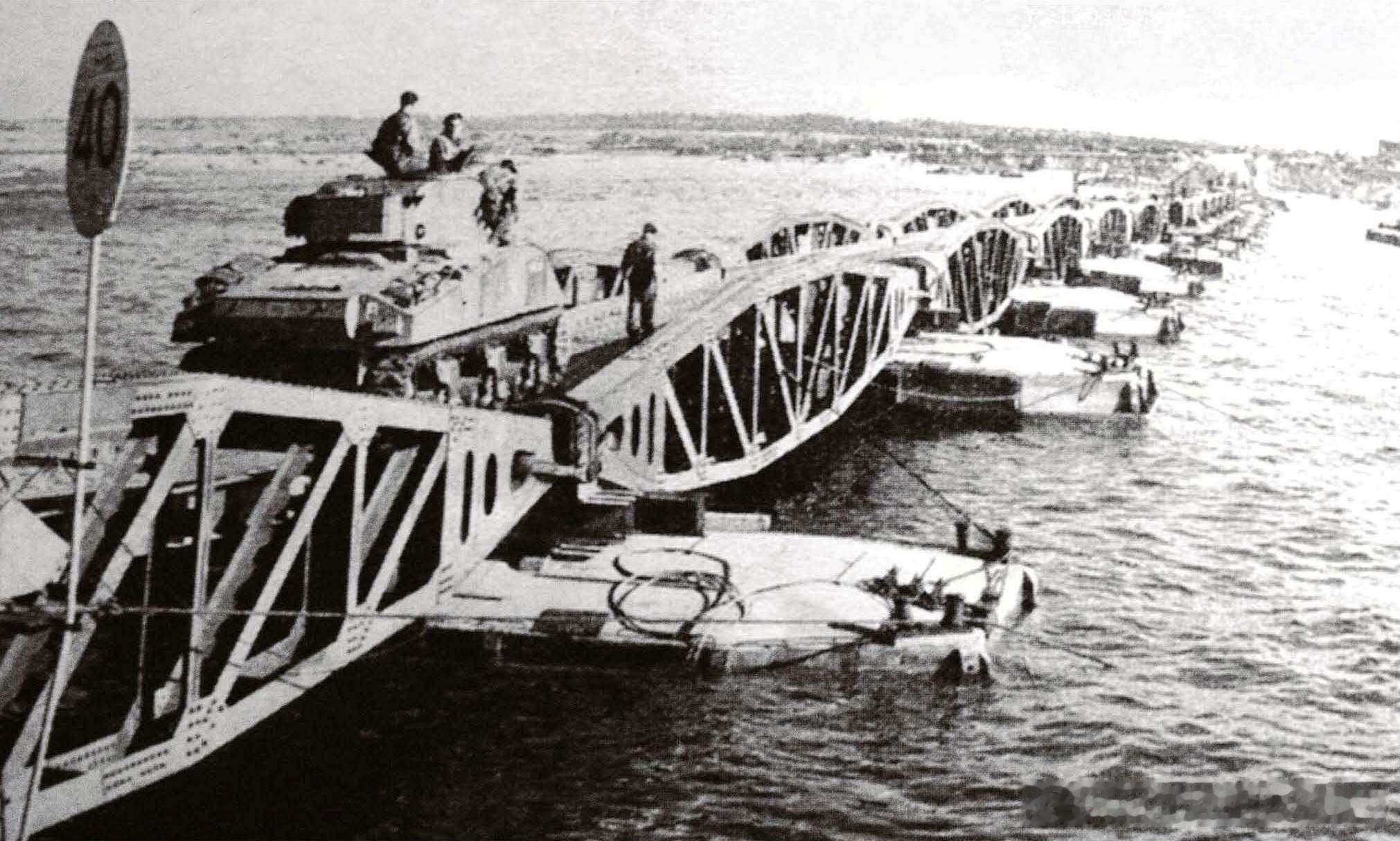 1944年6月诺曼底战役期间盟军在金色海滩的Mulberry人工港，一直使用到9