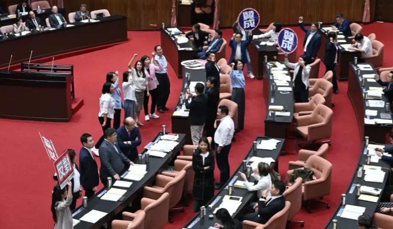 民进党团此前提出的“《民族团结法》谴责案”，一度遭到蓝白联手封杀，但7月14日三