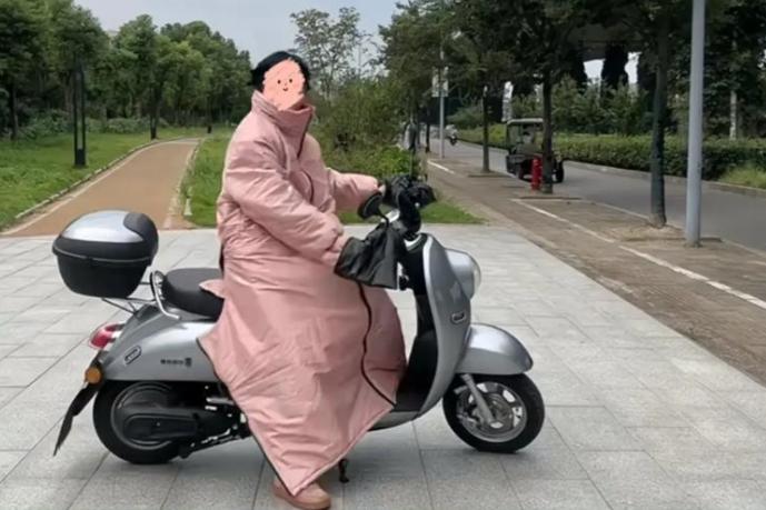 继军大衣之后，摩托车一族等到了第二个羽绒服平替，摩托车防风服
中国有大量摩托车爱