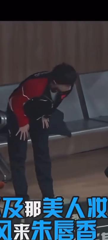 狼映入眼眶娇珑的模样，及那美人妆，风来朱唇香。开那枝头上片，飘逸香。花蕊嗅芬芳，