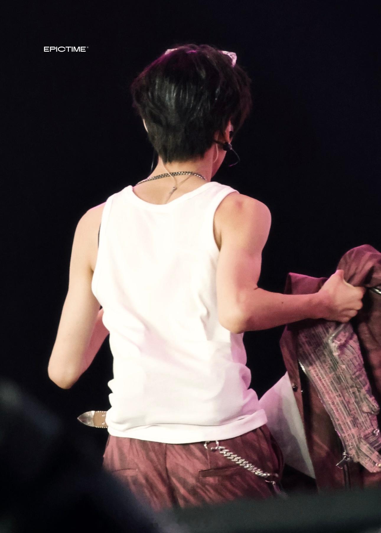 李煜东自编嘟嘟嘟手势舞李煜东 这肌肉线条太绝了。。无袖背心、薄肌、、看的我好热?