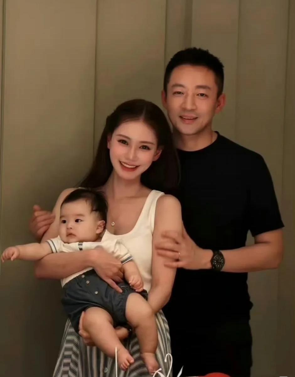 她爸带着汪的儿子去钓虾，她妈带着汪的女儿睡觉，前些天去环球影城玩抱怨差点中暑，养