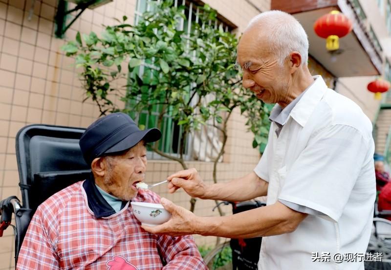 我国老龄群体正面临三大困境：独生子女家庭占比高、社保缴费年限不足导致养老金偏低、