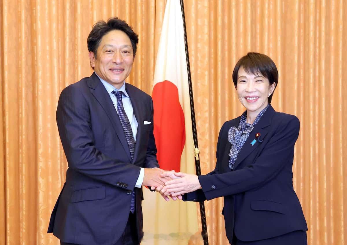 新年，日本首相高市早苗在首相官邸与青山学院大学长距离田径队代表会面。与原晋监督在