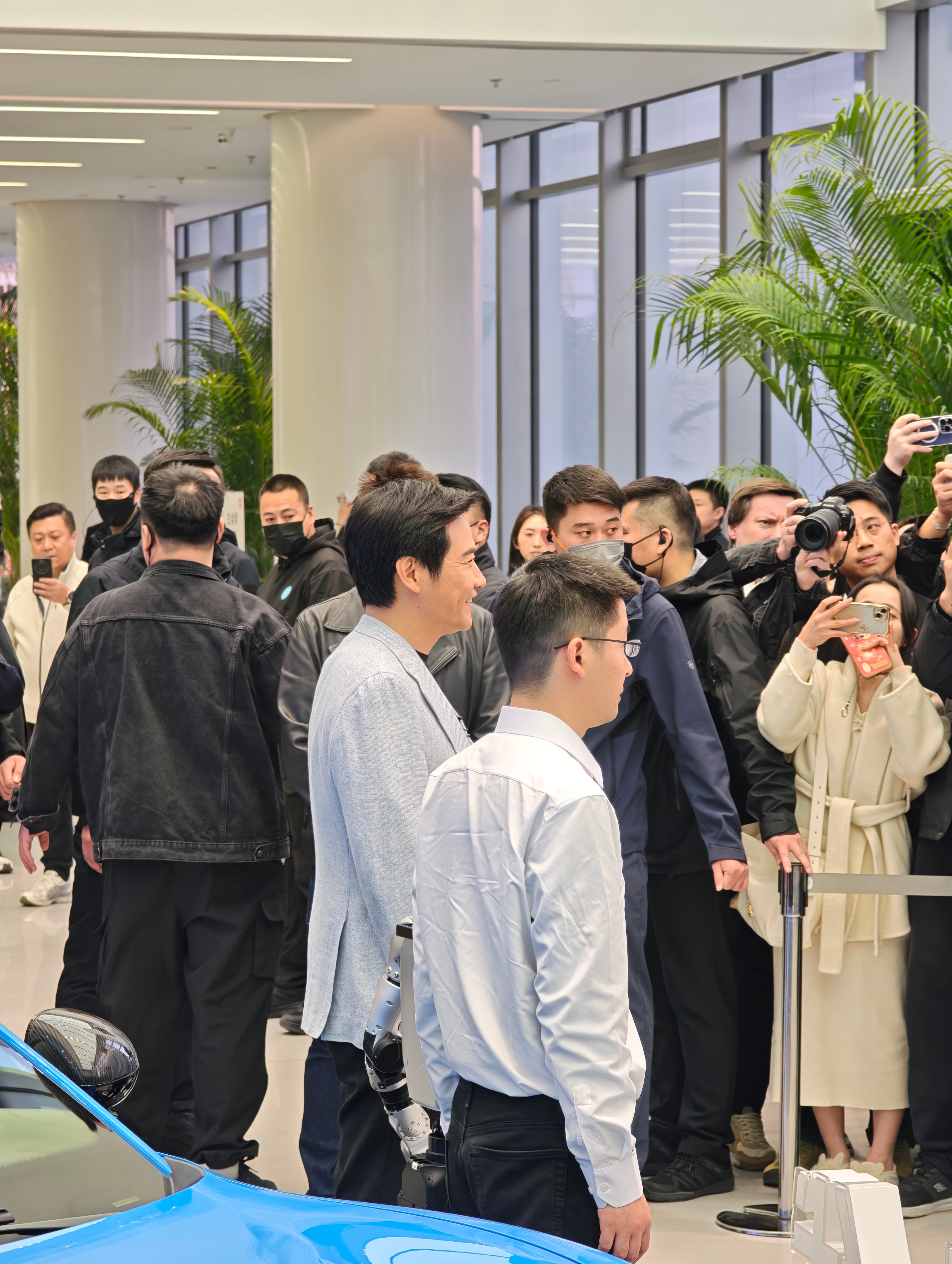 人太多了，我挤不进去，凑合看。新一代SU7小米汽车